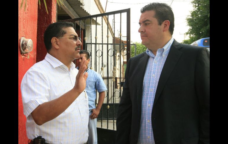 José Luis Hernández Amaya y Héctor Vielma, el viernes en la entrega de un cheque a vecinos de Balcones de la Cantera. M. FREYRIA  /