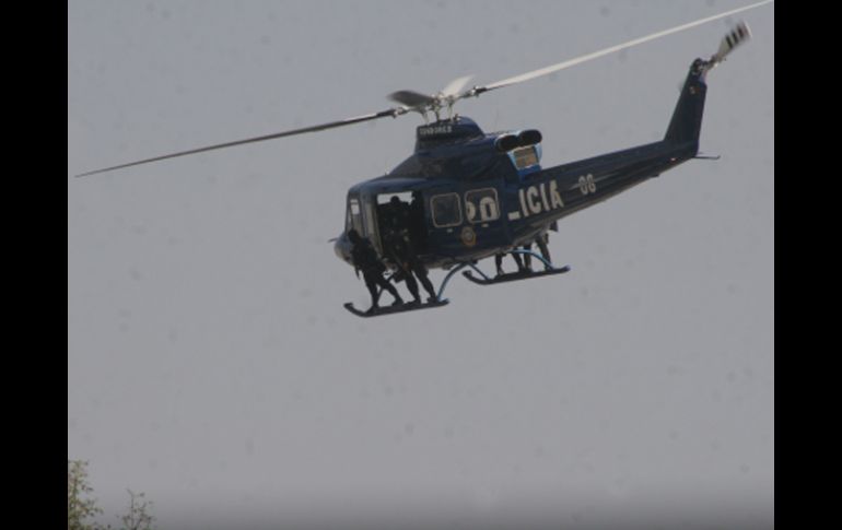 Elementos del Grupo Fuerza de Tarea patrullan la ciudad de México a bordo de helicópteros, durante el operativo. NTX  /