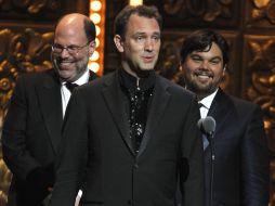 Scott Rudin, Trey Parker y López Robert aceptan el premio al Mejor Musical de The Book of Mormon. AP  /