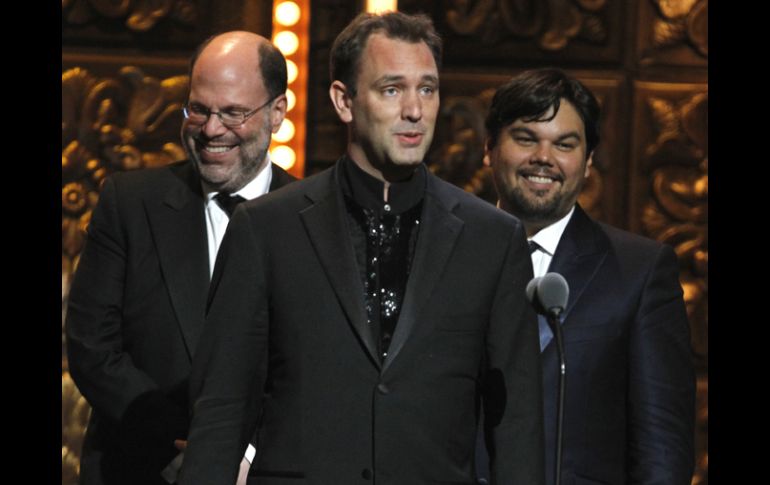 Scott Rudin, Trey Parker y López Robert aceptan el premio al Mejor Musical de The Book of Mormon. AP  /