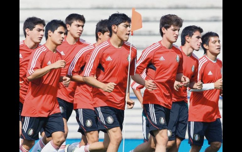 Jugadores de la Selección mexicana Sub-17 trotan alrededor de la cancha del Estadio Morelos. MEXSPORT  /