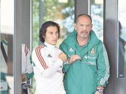 Andrés Guardado sale del hotel en Nueva Jersey. MEXSPORT  /