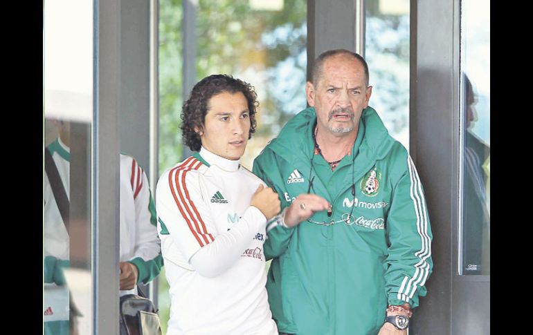 Andrés Guardado sale del hotel en Nueva Jersey. MEXSPORT  /