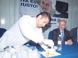 El candidato panista entrega la muestra del examen toxicológico. NTX  /