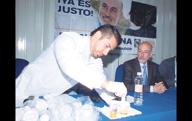 El candidato panista entrega la muestra del examen toxicológico. NTX  /