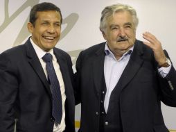 El mandatario electo de Perú en rueda de prensa junto al presidente uruguayo, José Mujica (derecha). AP  /