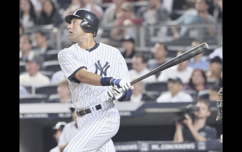 Derek Jeter conectó su imparable 2,994 y salió del campo con un dolor en la pantorrilla derecha. AP  /