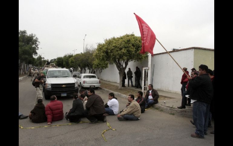 Un grupo de seguidores del empresario trató de impedir el paso de los vehículos que lo trasladaban al hotel para arraigarlo. NOTIMEX  /