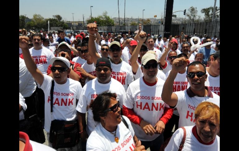 En el transcurso del día, simpatizantes del empresario reúnen firmas para pedir su liberación definitiva. NOTIMEX  /