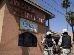 Militares mexicanos vigilan las instalaciones del hotel a donde fue llevado el político y empresario Jorge Hank Rhon. EFE  /