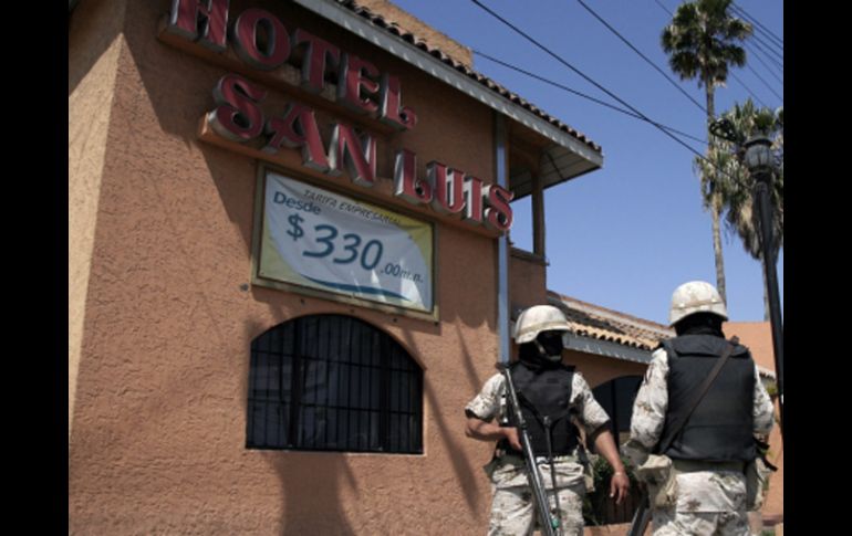 Militares mexicanos vigilan las instalaciones del hotel a donde fue llevado el político y empresario Jorge Hank Rhon. EFE  /