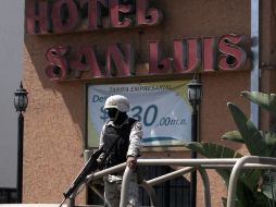 Militares vigilan las instalaciones del hotel donde el político y empresario Jorge Hank Rhon permanece bajo arraigo. EFE  /