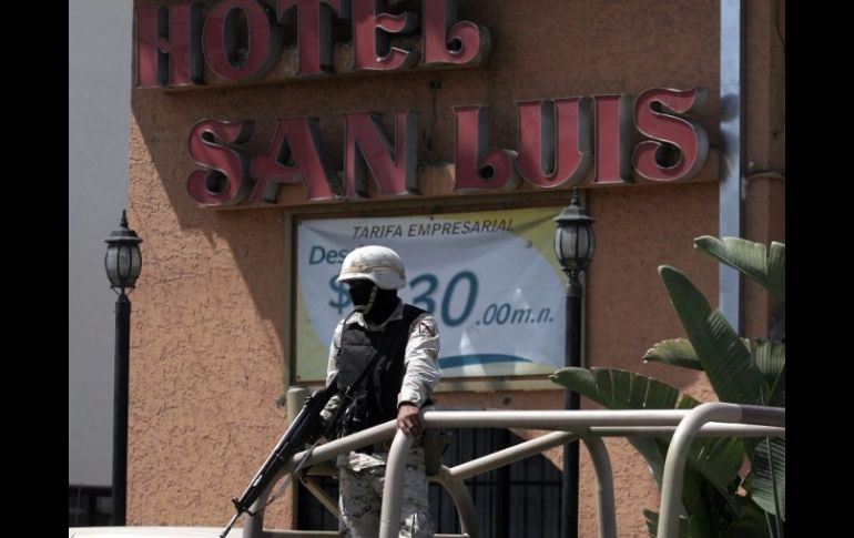 Militares vigilan las instalaciones del hotel donde el político y empresario Jorge Hank Rhon permanece bajo arraigo. EFE  /