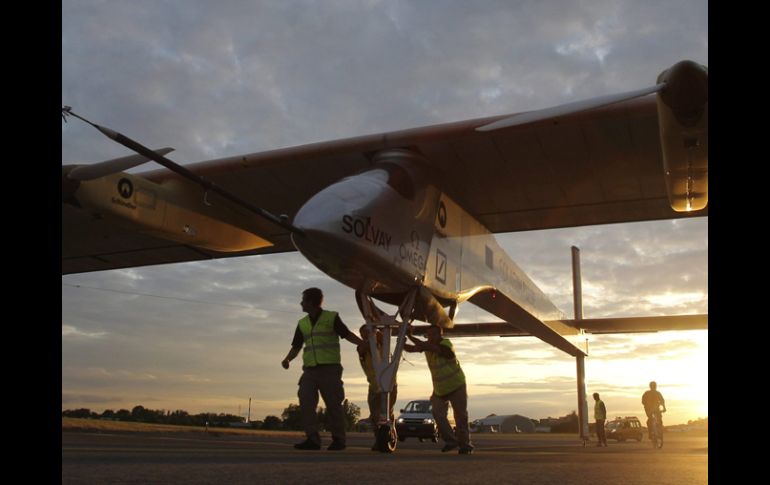 El ''Solar Impulse HB-SIA'' completó el trayecto entre Bruselas y París en más de 16 horas. EFE  /