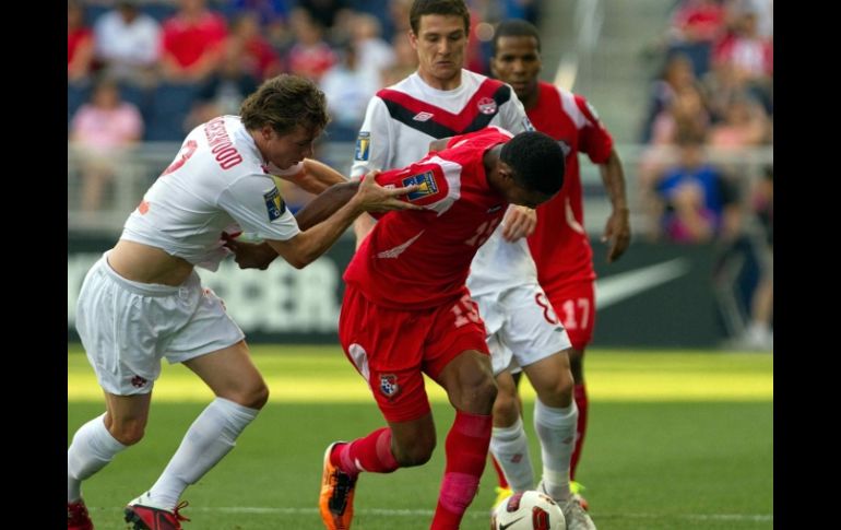 Erick Davis (der.) de Panamá y Nikolas Ledgerwood de Canadá disputándose el balón. MEXSPORT  /