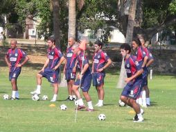 Elementos del Guadalajara trabajan intensamente en la pretemporada del equipo en Manzanillo. A. Ramírez  /