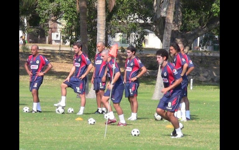 Elementos del Guadalajara trabajan intensamente en la pretemporada del equipo en Manzanillo. A. Ramírez  /