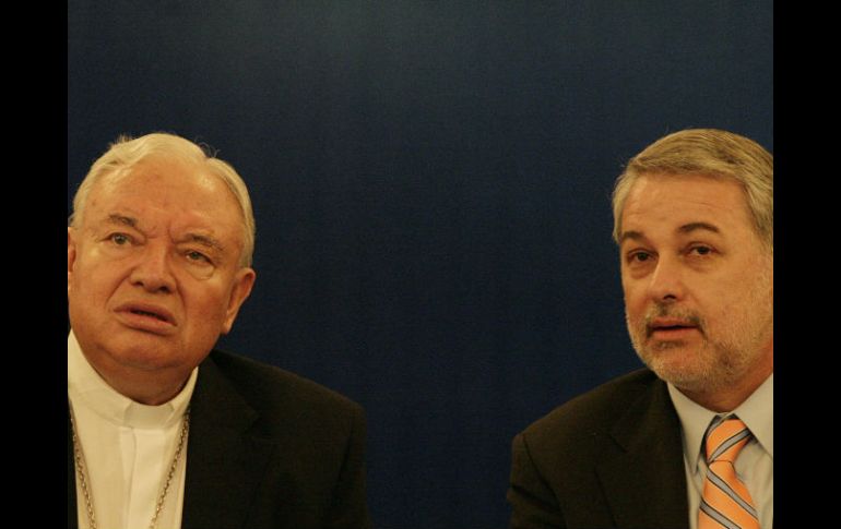 El cardenal Juan Sandoval y el gobernador Emilio González, durante la celebración del Banco Diocesano de Alimentos. M. FREYRÍA  /