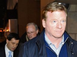 Goodell (al frente), comisionado de la NFL y algunos dueños, han estado presentes en las reuniones secretas con jugadores. AP  /