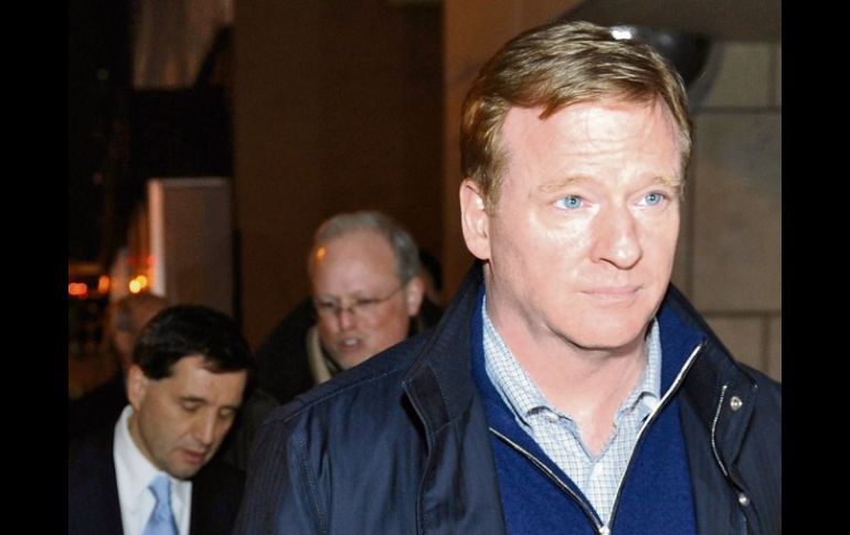 Goodell (al frente), comisionado de la NFL y algunos dueños, han estado presentes en las reuniones secretas con jugadores. AP  /