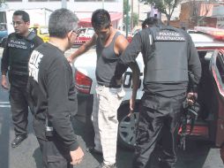 Policías revisan a una persona en el barrio de Tepito, donde ayer se implementó el programa. NTX  /