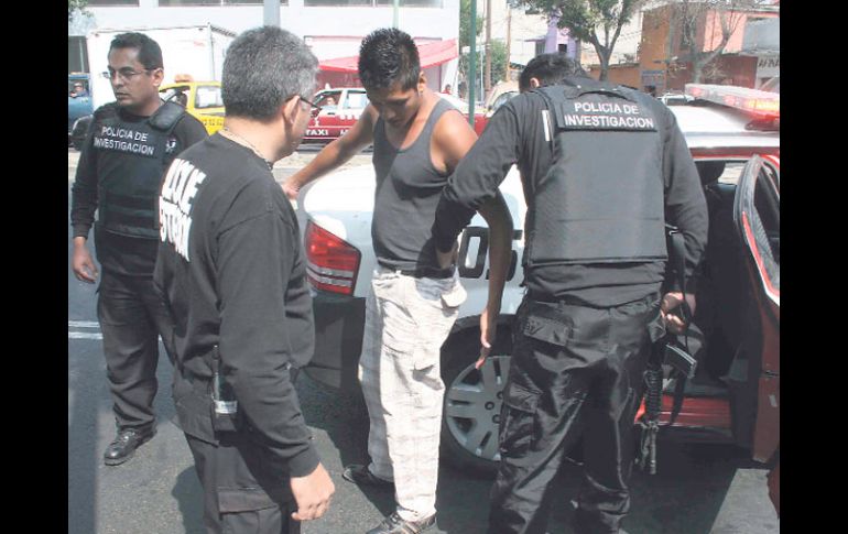 Policías revisan a una persona en el barrio de Tepito, donde ayer se implementó el programa. NTX  /