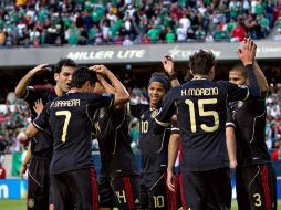 Los jugadores de la Selección mexicana festejando sus anotaciones en el duelo ante Costa Rica. MEXSPORT  /