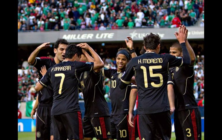 Los jugadores de la Selección mexicana festejando sus anotaciones en el duelo ante Costa Rica. MEXSPORT  /