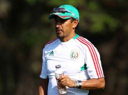 Raúl Gutiérrez observa el entrenamiento de la Selección mexicana menor. MEXSPORT  /