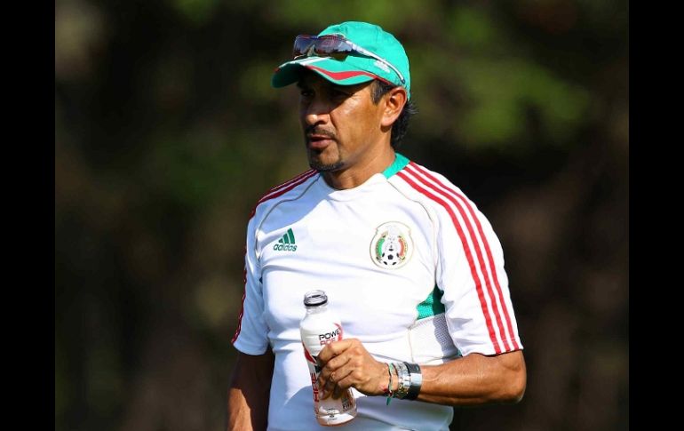 Raúl Gutiérrez observa el entrenamiento de la Selección mexicana menor. MEXSPORT  /