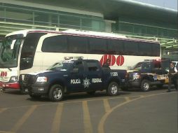 Unidades de la Policía Federal resguardan el transporte de los brasileños. Foto publicada en Twitter por @jhernandez83. ESPECIAL  /