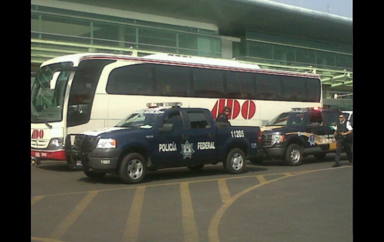 Unidades de la Policía Federal resguardan el transporte de los brasileños. Foto publicada en Twitter por @jhernandez83. ESPECIAL  /