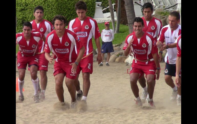 Los jugadores de Chivas se preparan arduamente para el Torneo Apertura 2011. A. RAMÍREZ  /