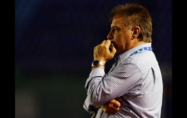 El técnico de la Selección de Guatemala, Hugo Almeida, observa juego ante Honduras durante la Copa Oro. MEXSPORT  /