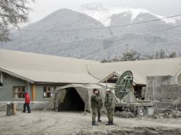 Militares hablan en un campamento ubicado en Villa La Angostura (Argentina), está a punto de ser declarada zona de desastre. EFE  /