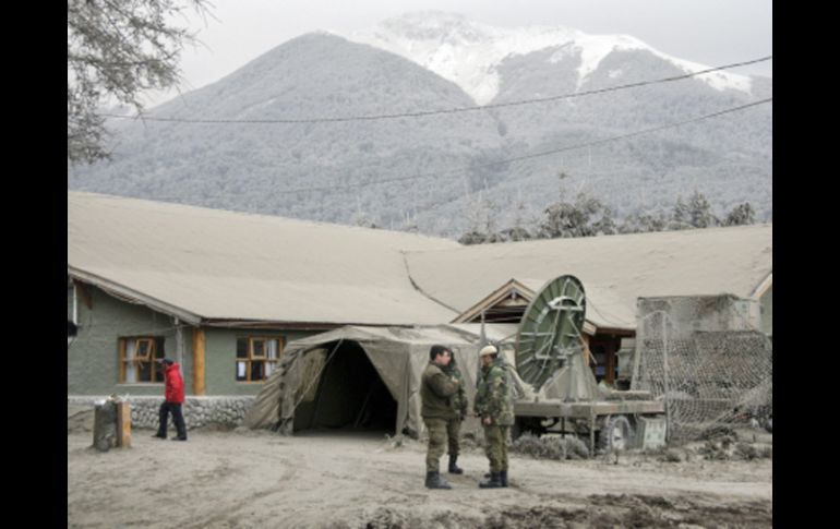 Militares hablan en un campamento ubicado en Villa La Angostura (Argentina), está a punto de ser declarada zona de desastre. EFE  /