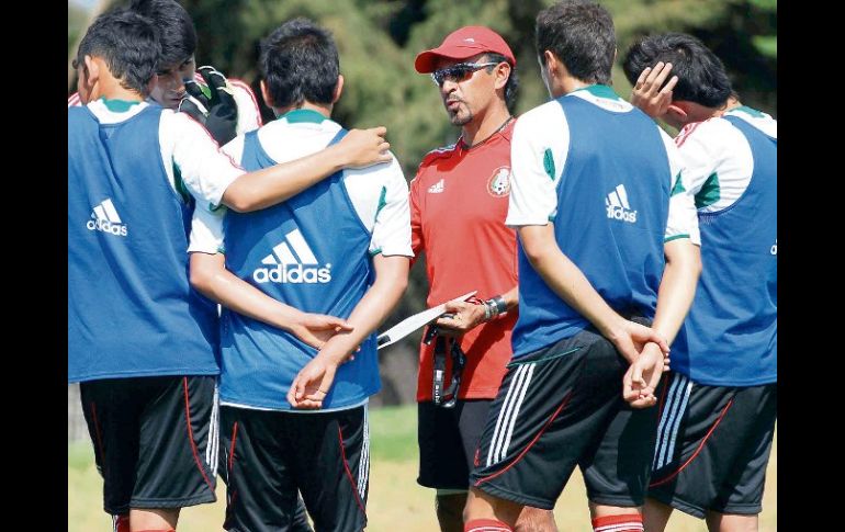 El estratega del Tri Sub-17, Raúl Gutiérrez (rojo), da indicaciones a sus jugadores previo a la práctica. MEXSPORT  /