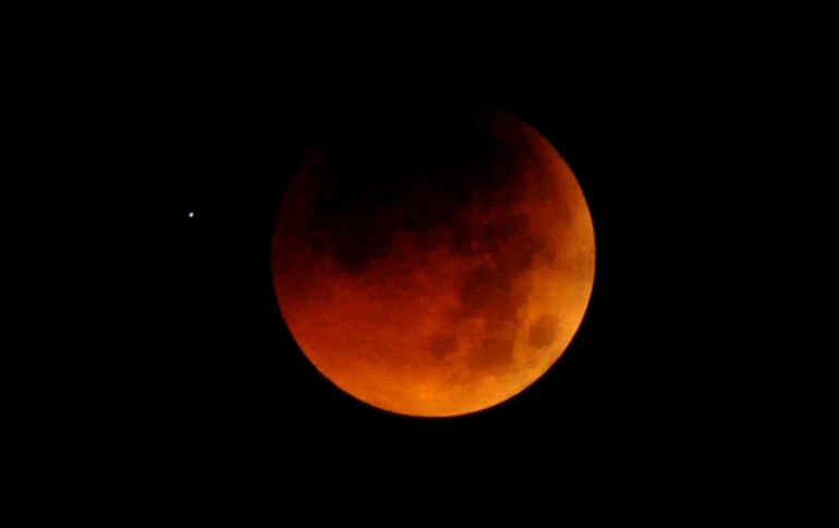 Los noctámbulos de Asia y Africa fueron agasajados el jueves con un eclipse lunar. AFP  /