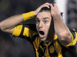 Diego Alonso, del Peñarol, muestra su sorpresa al ver que el árbitro le anuló un gol por fuera de lugar. AP  /