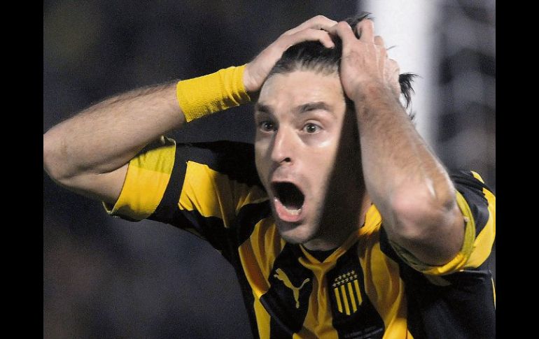 Diego Alonso, del Peñarol, muestra su sorpresa al ver que el árbitro le anuló un gol por fuera de lugar. AP  /