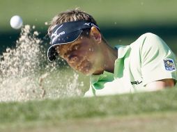 Luke Donald, número uno del mundo, realiza un tiro durante la ronda de práctica de ayer. AP  /