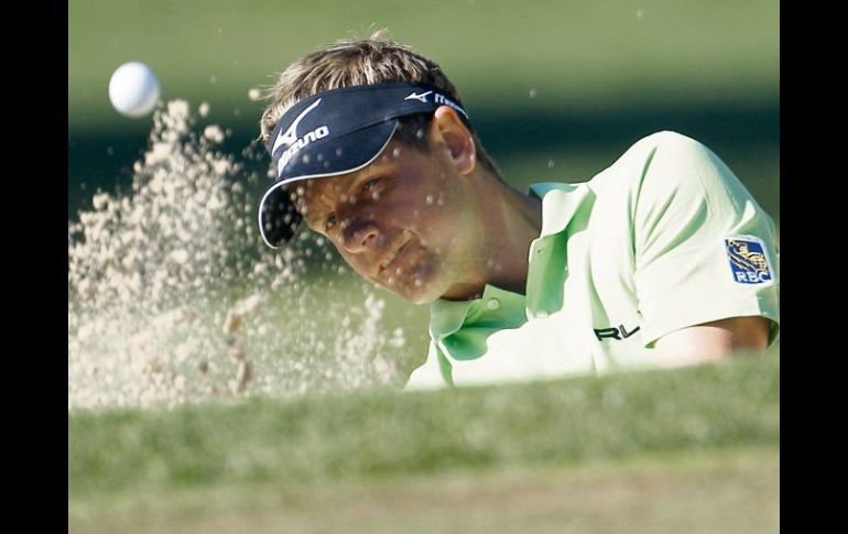 Luke Donald, número uno del mundo, realiza un tiro durante la ronda de práctica de ayer. AP  /