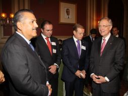 El presidente del Senado, Manlio Fabio Beltrones, dialoga con Harry Reid, líder de la mayoría demócrata en la Cámara alta. NTX  /