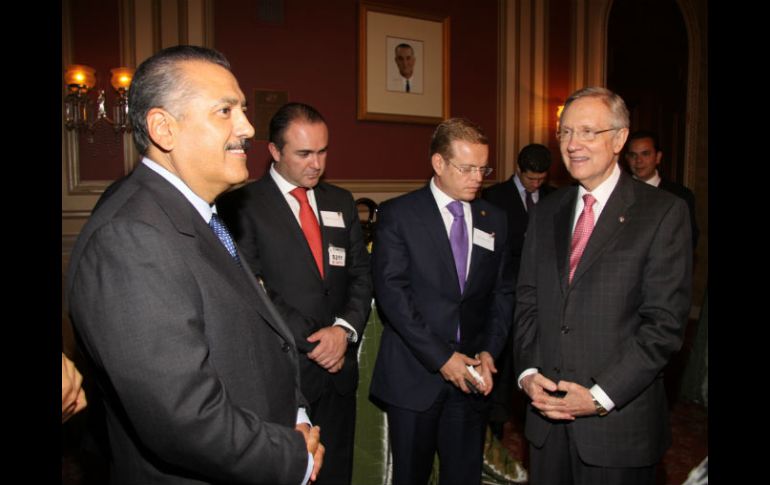 El presidente del Senado, Manlio Fabio Beltrones, dialoga con Harry Reid, líder de la mayoría demócrata en la Cámara alta. NTX  /