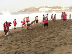 Los jugadores del Atlas acabaron agotados luego de la primera sesión de trabajo en la playa de Manzanillo. A.RAMÍREZ  /