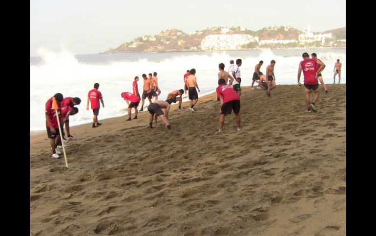 Los jugadores del Atlas acabaron agotados luego de la primera sesión de trabajo en la playa de Manzanillo. A.RAMÍREZ  /