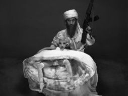 Bin Laden aparece en una fotocomposición de dos metros de altura del artista chino Zhang Peng. EFE  /