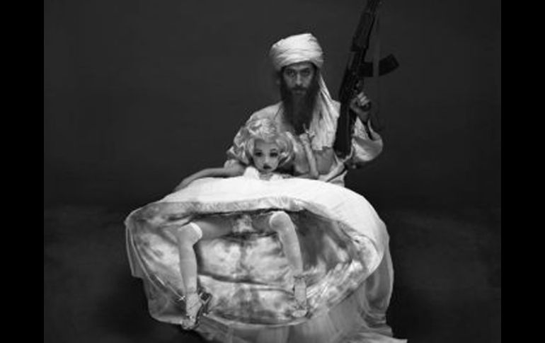 Bin Laden aparece en una fotocomposición de dos metros de altura del artista chino Zhang Peng. EFE  /