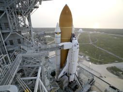 Los técnicos preparan a la nave para su viaje en el Centro Espacial Kennedy. AP  /