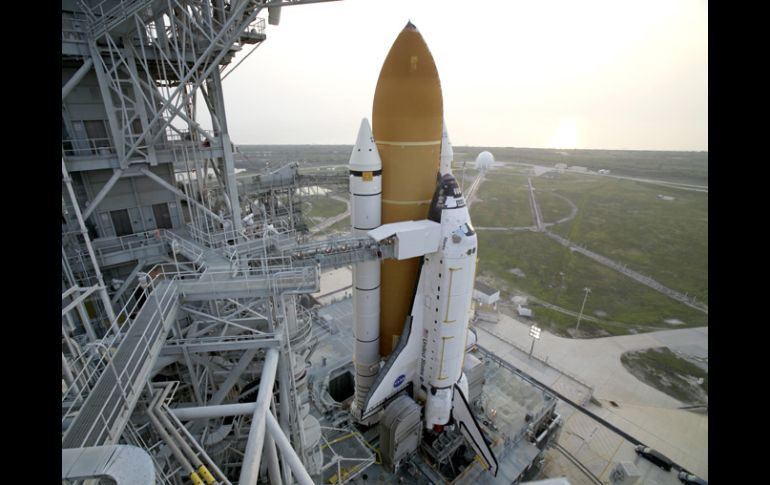 Los técnicos preparan a la nave para su viaje en el Centro Espacial Kennedy. AP  /